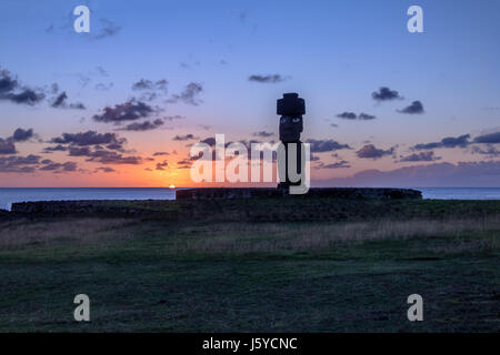 Ahu Tahai Moai-Statue trägt Haarknoten mit Augen gemalt bei Sonnenuntergang in der Nähe von Hanga Roa - Osterinsel, Chile Stockfoto