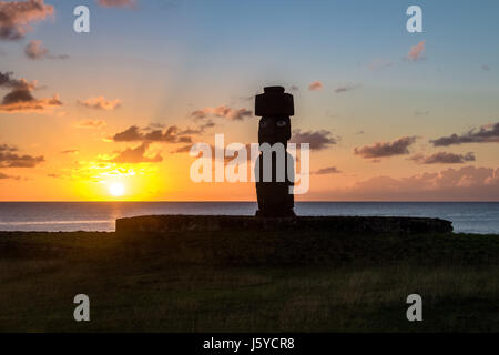 Ahu Tahai Moai-Statue trägt Haarknoten mit Augen gemalt bei Sonnenuntergang in der Nähe von Hanga Roa - Osterinsel, Chile Stockfoto