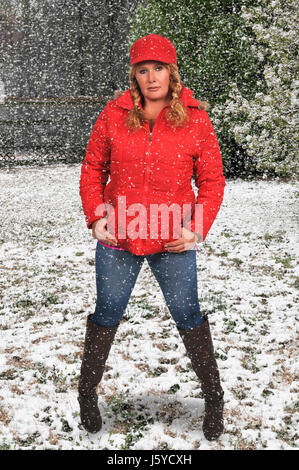 Schöne Mittelalter attraktive Frau in einen Wintermantel Stockfoto