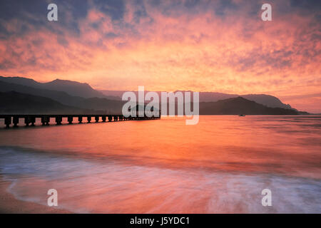 Feurigen Sonnenuntergang bricht über Hanalei Bay auf Hawaii Insel Kauai. Stockfoto