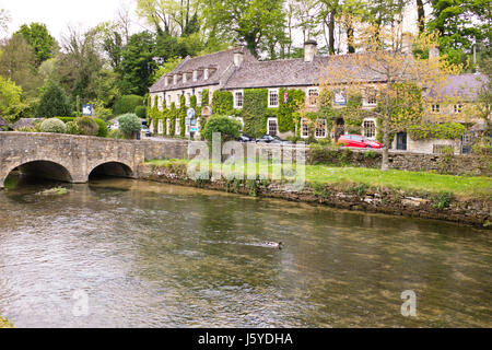 Bibery, Cotswolds, Trout farm, Fluss Coln, Arlington Row Cottages, Filmkulisse "Stardust" aus dem 16. Jahrhundert & "Bright Jones Diary", Uk, Gt Großbritannien, UK, England Stockfoto