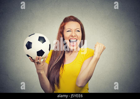 Porträt erregte Frau schreiend feiern Teamerfolg halten Fußball Stockfoto