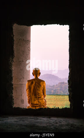 Statue von Mönch am Big Buddha Denkmal, Insel Phuket, Thailand Stockfoto