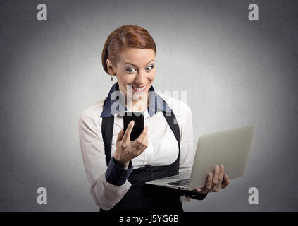 Closeup Portrait glücklich schockiert überrascht Frau corporate Manager lesen Nachrichten auf smart mobile Handy mit Laptop Computer isoliert g Stockfoto
