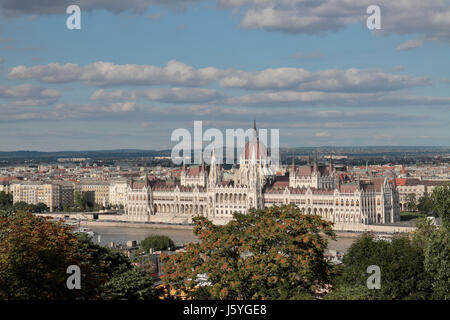 Das ungarische Parlamentsgebäude gesehen über die Donau in Budapest, Ungarn. Stockfoto