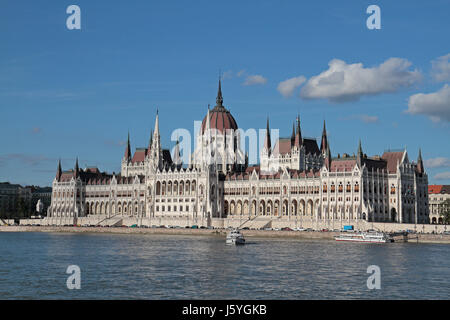Das ungarische Parlamentsgebäude gesehen über die Donau in Budapest, Ungarn. Stockfoto