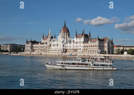 Das ungarische Parlamentsgebäude gesehen über die Donau in Budapest, Ungarn. Stockfoto