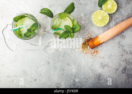 Mojito cocktail auf hellgrauen Hintergrund mit textfreiraum für Rezept oder Text von oben gesehen Stockfoto