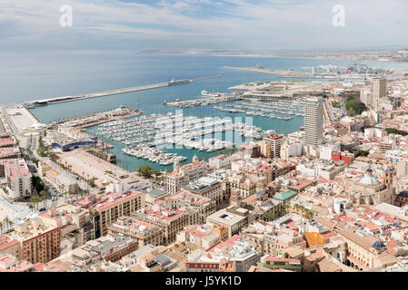 Alicante, Spanien. 12. Mai 2017: Blick auf den Hafen der Stadt Alicante in Spanien, das Schloss von Santa Barbara. Stockfoto