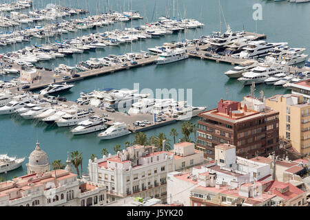 Alicante, Spanien. 12. Mai 2017: Blick auf den Hafen der Stadt Alicante in Spanien, das Schloss von Santa Barbara. Stockfoto