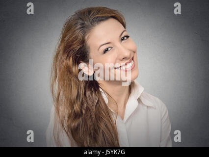 schönes lächelndes Mädchen auf graue Wand Hintergrund. positive Emotionen, Gesichtsausdrücke, Gefühle Stockfoto