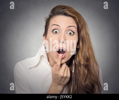 Überraschung erstaunt Frau. Closeup Portrait Frau, die in voller Unglauben weit geöffneten Mund isoliert graue Wand Hintergrund überrascht. Positive menschliche em Stockfoto