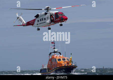 Sikorski S-92 G-MCGK, Küstenwache, Hubschrauber und Rettungsboot Stockfoto