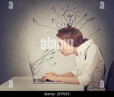 Junge Geschäftsfrau, die Eingabe auf Computer in ihrem Büro arbeiten Stockfoto