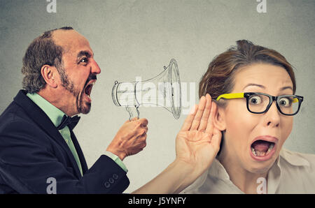 Seite Profil zorniger Mann schreien im Megaphon neugierig, dass neugierige Frau hören auf Wand Hintergrund isoliert. Negative Gesicht Ausdruck Emotion Gefühl. Pro Stockfoto