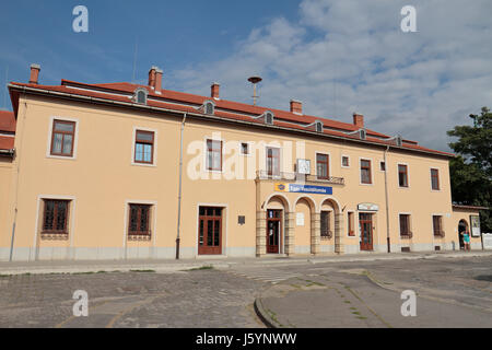 Die Hauptstrecke Bahnhof in Eger, Ungarn. Stockfoto