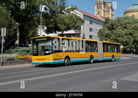 Ein öffentlicher Bus in Eger, Ungarn. Stockfoto