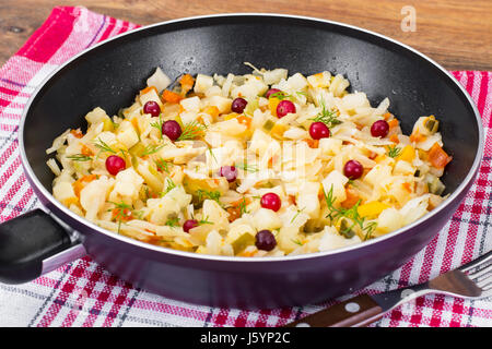 Gedünstetem Kohl in Pfanne mit Gemüse. Studio Photo Stockfoto