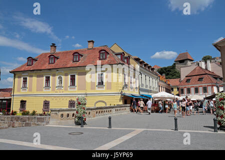 Die Offi Ház Gastgewerbe Arany Oroszlán, eine schöne bunte Eigenschaft in Eger, Ungarn. Stockfoto