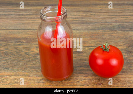 Frisch gepresster Saft aus roten Tomaten. Studio Photo Stockfoto