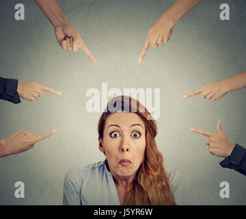 Konzept der Anklage schuldig Geschäftsfrau. Porträt verwirrt verärgert Frau viele Finger zeigen sie isoliert auf grauen Büro Hintergrund an. Menschlichen fa Stockfoto