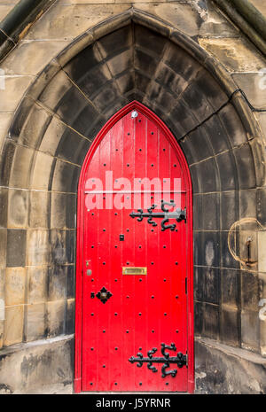 Gewölbte alte rot lackiert holzgetäfelten Tür innerhalb von gewölbten Stein Kirche Eingang, Altstadt, Edinburgh, Schottland, Großbritannien Stockfoto