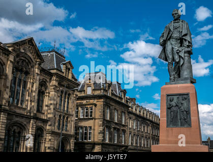 Bronze Statue auf Sockel von William Henry Playfair, berühmte Architekten aus dem 19. Jahrhundert, Chambers Street, Edinburgh, UK, National Museum of Scotland Stockfoto