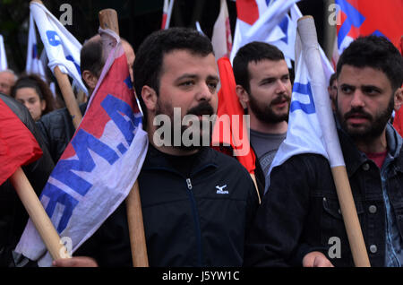 Athen, Griechenland. 18. Mai 2017. Griechen demonstrieren in Syntagma-Platz fordern von der Regierung in die Sparmaßnahmen Einhalt. Bildnachweis: George Panagakis/Pacific Press/Alamy Live-Nachrichten Stockfoto