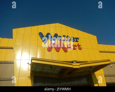 Dieses Bild zeigt das Äußere des Water Mart in Plaridel, Bulacan, Philippinen. Das Foto zeigt die Fassade des Gebäudes und die Umgebung und spiegelt die kommerzielle Architektur in der Region während der Aufnahme wider. Stockfoto