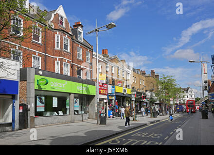 Rye Lane, Peckham, Süd-London. Geschäftige Einkaufsstraße im Herzen dieser Gegend, berühmt für ihre vielfältige Bevölkerung. Im Film Rye Lane aus dem Jahr 2023. Stockfoto