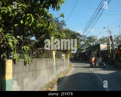 Dieser Eintrag bezieht sich auf die Grenzbögen und Schilder entlang der Überführungen des Abschnitts Malis an der NLEx in Guiguinto, Bulacan, die Teil des städtischen Straßennetzes sind, das wichtige Gebiete der Region verbindet. Stockfoto