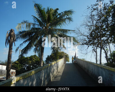 Dieser Eintrag bezieht sich auf die Beschilderung und die Infrastrukturdetails für die Malis Overpasses und den NLEx (North Luzon Expressway) in Guiguinto, Bulacan, wobei der Schwerpunkt auf Grenzbögen und Straßenstrukturen entlang kommunaler Straßen liegt. Stockfoto