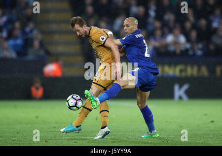 Tottenham Hotspur Harry Kane (links) und Leicester City Yohan Benalouane Kampf um den Ball in der Premier League match bei der King Power Stadium, Leicester. Stockfoto