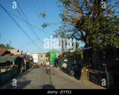 Dieser Titel bezieht sich auf die willkommenen Grenzschilder in Malis, Guiguinto, Bulacan, die Stadtstraßen markieren. Diese sind für die lokale Navigation von Bedeutung und stellen die Grenzen der Region dar. Stockfoto
