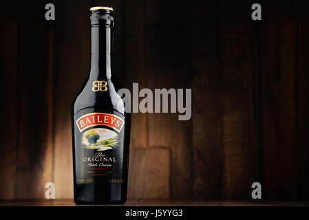 POZNAN, Polen - 22. Juni 2016: Baileys Irish Cream ist ein Irish Whiskey und Sahne-basierten-Likör von Gilbeys of Ireland. Marke, die derzeit im Besitz Stockfoto