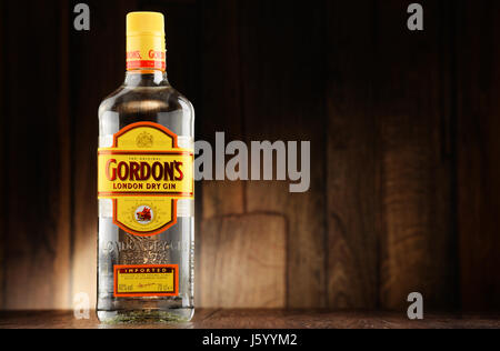 POZNAN, Polen - 22. Juni 2016: Gordons ist eine Marke des weltweit meistverkauften London Dry Gin. Es ist im Besitz der britischen Spirituosenunternehmen Diageo. Stockfoto