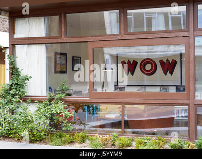 Außenansicht, Blick in flachen Konvertierung. Baylis Old School, London, Vereinigtes Königreich. Architekt: Conran und Partner, 1960. Stockfoto