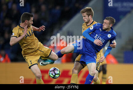 Tottenham Hotspur Jan Vertonghen (links) und Leicester City Jamie Vardy Kampf um den Ball in der Premier League match bei der King Power Stadium, Leicester. Stockfoto