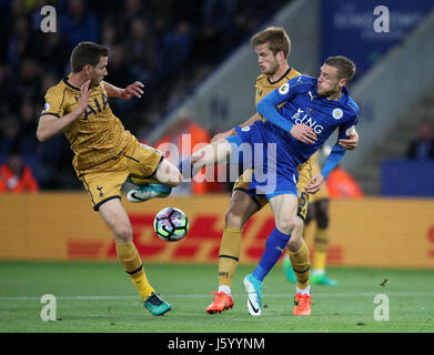 Tottenham Hotspur Jan Vertonghen (links) und Leicester City Jamie Vardy Kampf um den Ball in der Premier League match bei der King Power Stadium, Leicester. Stockfoto