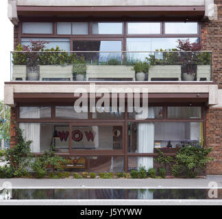 Außenansicht, Blick in flachen Konvertierung. Baylis Old School, London, Vereinigtes Königreich. Architekt: Conran und Partner, 1960. Stockfoto