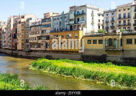 Fällen de l'Onyar, die Häuser am Fluss Onyar, Girona, Spanien. Stockfoto