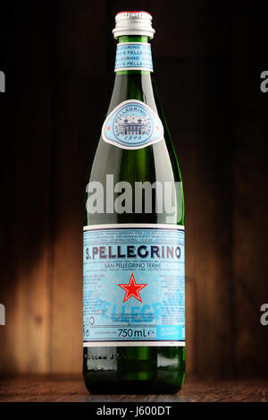 POZNAN, Polen - 22. Juni 2016: San Pellegrino ist eine italienische Marke Mineralwasser in der Provinz von Bergamo, Italien hergestellt. Im Besitz von Nestlé seit 1997 Stockfoto