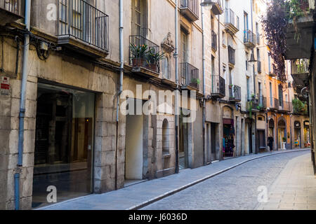 Carrer Dels Calderers, eine Gasse in der Altstadt von Girona, Spanien. Stockfoto