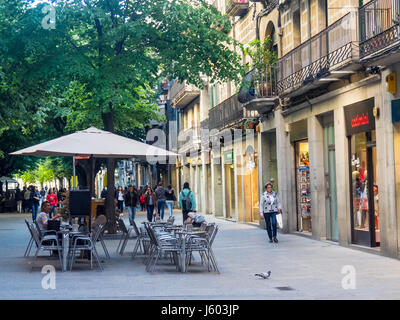 Rambla De La Llibertat der touristischen Hauptstraße in der Altstadt von Girona, Spanien. Stockfoto