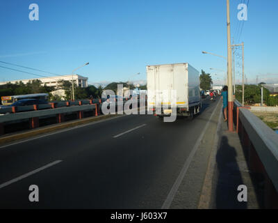 Dieser Eintrag bezieht sich auf die Vargas Bridge in Pasig City auf den Philippinen. Die Brücke verbindet wichtige Orte wie Kapasigan, Bagong Ilog und Pasig Boulevard und spielt eine wichtige Rolle für die städtische Vernetzung in der Region. Stockfoto