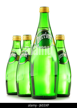 POZNAN, Polen - 24. Juni 2016: Perrier ist eine französische Marke natürliche Mineralwasser zur Verfügung und verkauften weltweit in 140 Ländern. Stockfoto