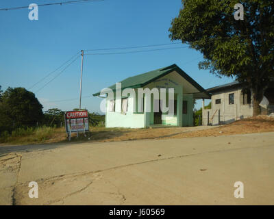 Dieser Eintrag bezieht sich auf die Paddys Coral na Bato und die umliegenden Gebiete in San Ildefonso, Bulacan, mit bemerkenswerten Straßen, die als wichtige Verbindungen innerhalb der Gemeinde dienen, die für den Nahverkehr und den Zugang zu verschiedenen Gebieten der Region unerlässlich sind. Stockfoto