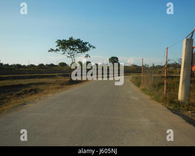 Dieser Eintrag bezieht sich auf San Rafael Ildefonso in Bulacan, Philippinen und konzentriert sich auf lokale Gemeindestraßen, Kapellen und Baranggays. Sie hebt die Infrastruktur und die Entwicklung der Gemeinden in der Region hervor. Stockfoto