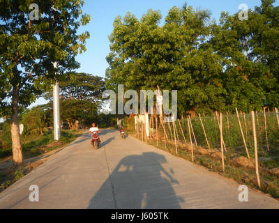 Dieser Eintrag bezieht sich auf die Gemeindestraßen, die Kapelle und die Baranggays in San Rafael, Ildefonso, Bulacan, einer Provinz auf den Philippinen. Diese Gebiete stellen die lokale Infrastruktur und die kommunalen Einrichtungen in dieser ländlichen Region dar. Stockfoto