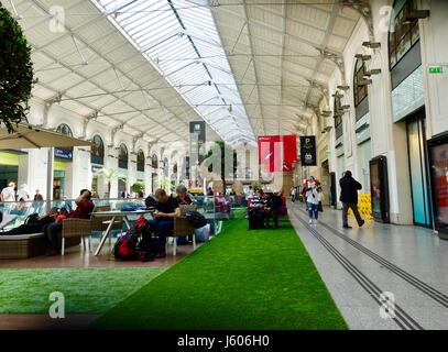 Menschen warten auf Züge in den komfortablen Wartebereich Saint Lazare Bahnhof, Paris, Frankreich. Stockfoto